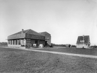 839808 Gezicht op het pompgebouw met dienstwoning van de Drinkwaterleiding Noord-West Utrecht (D.N.W.U.) aan de Rading ...